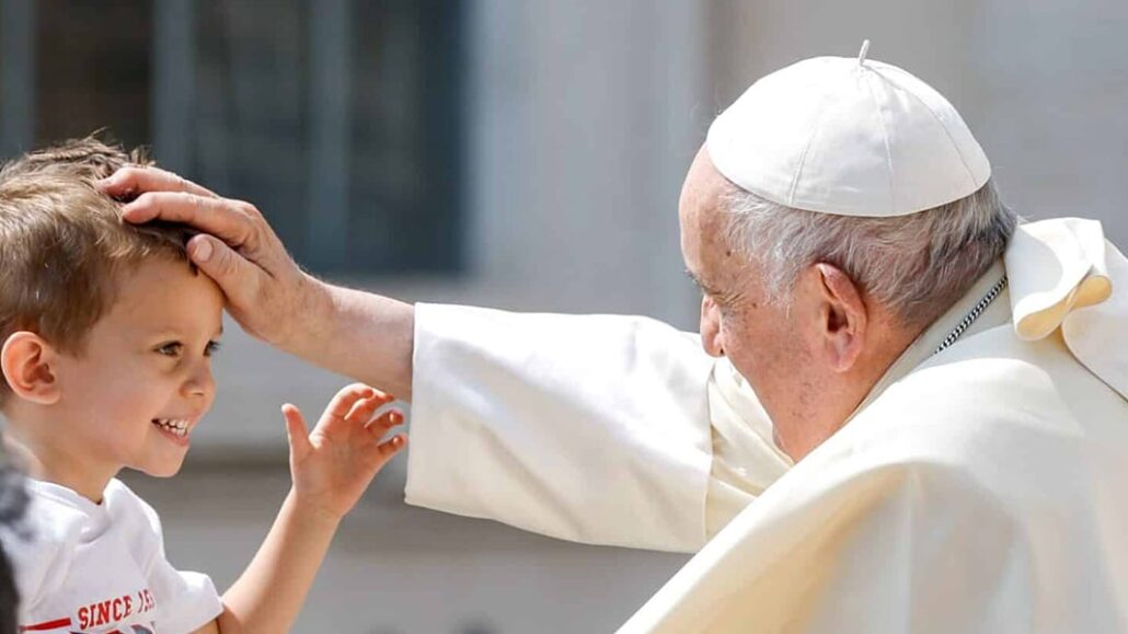 Pope Francis blesses a young fan | Photo: Paul Haring