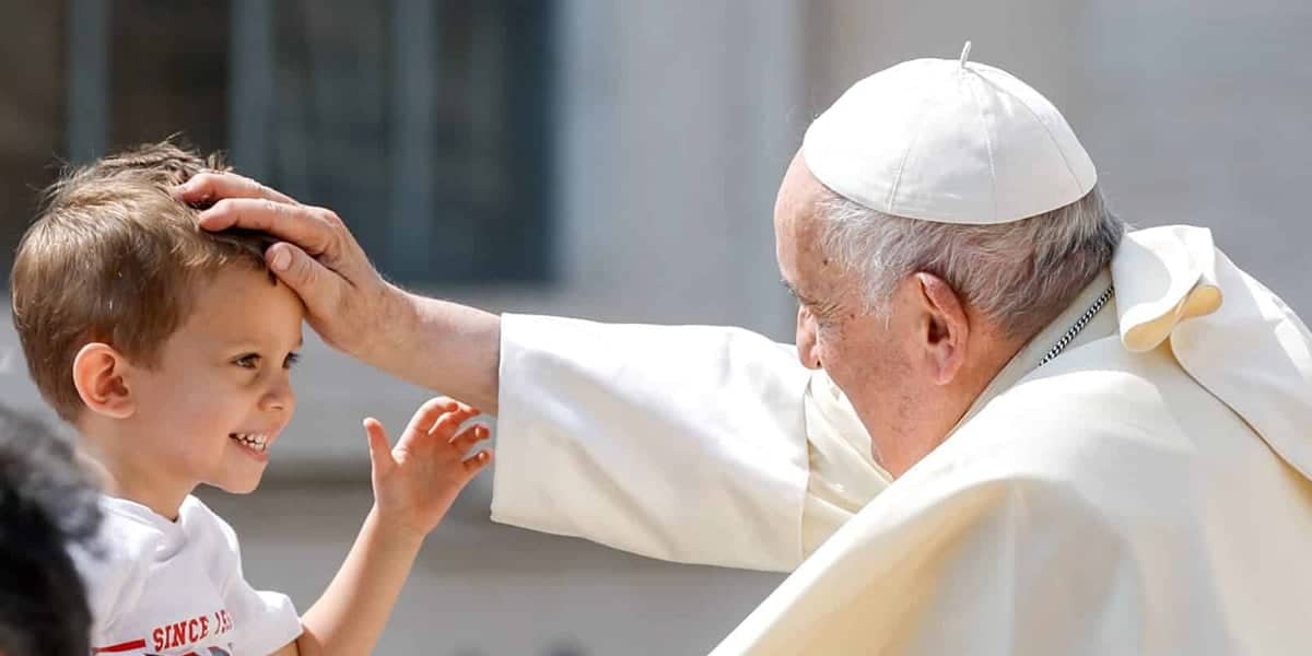 Pope Francis blesses a young fan | Photo: Paul Haring