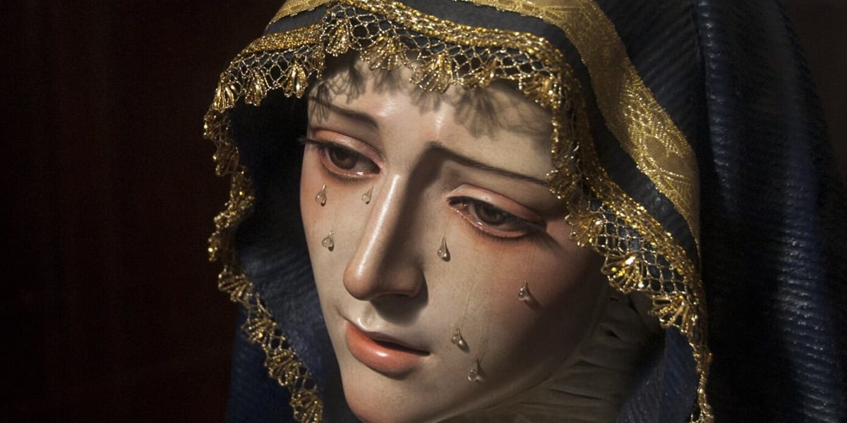 Statue of the Virgin Mary crying