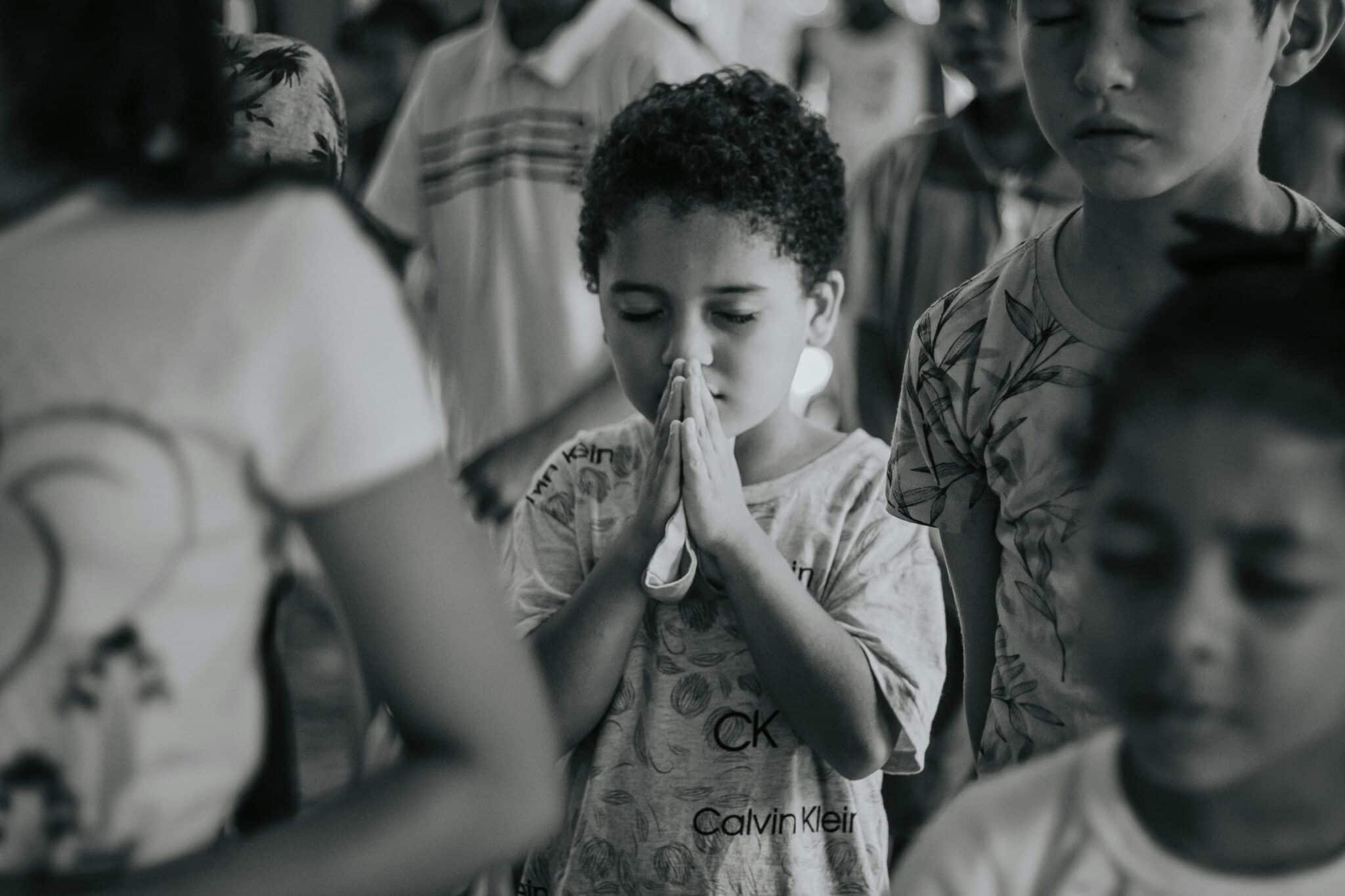 Kids praying | Photo by Carlos Magno on Unsplash