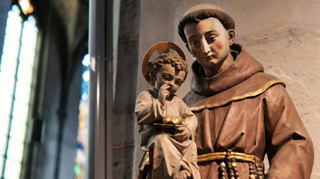 Statue of St. Anthony and Jeuss | Photo by Wolfgang Krzemien