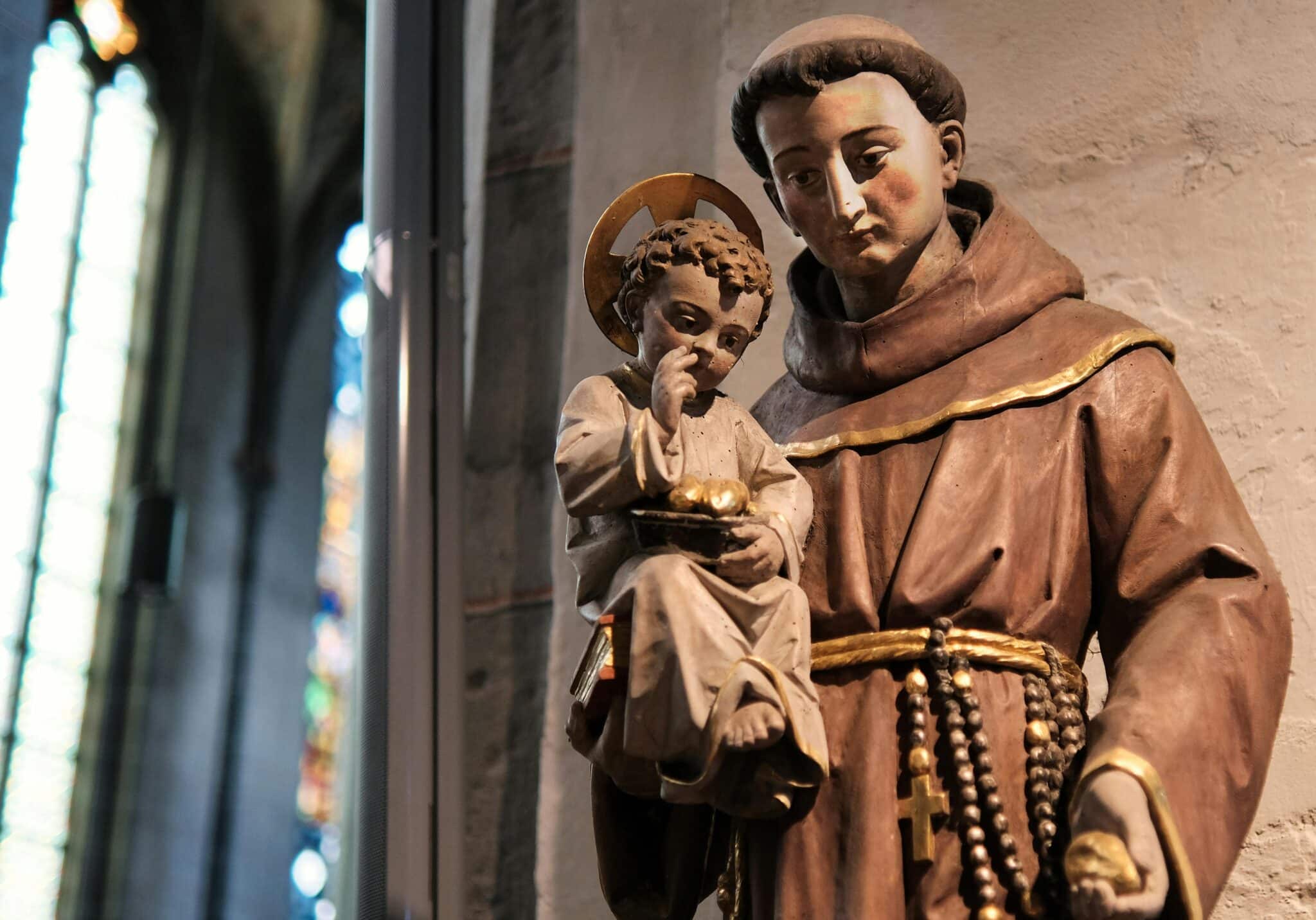 Statue of St. Anthony and Jeuss | Photo by Wolfgang Krzemien