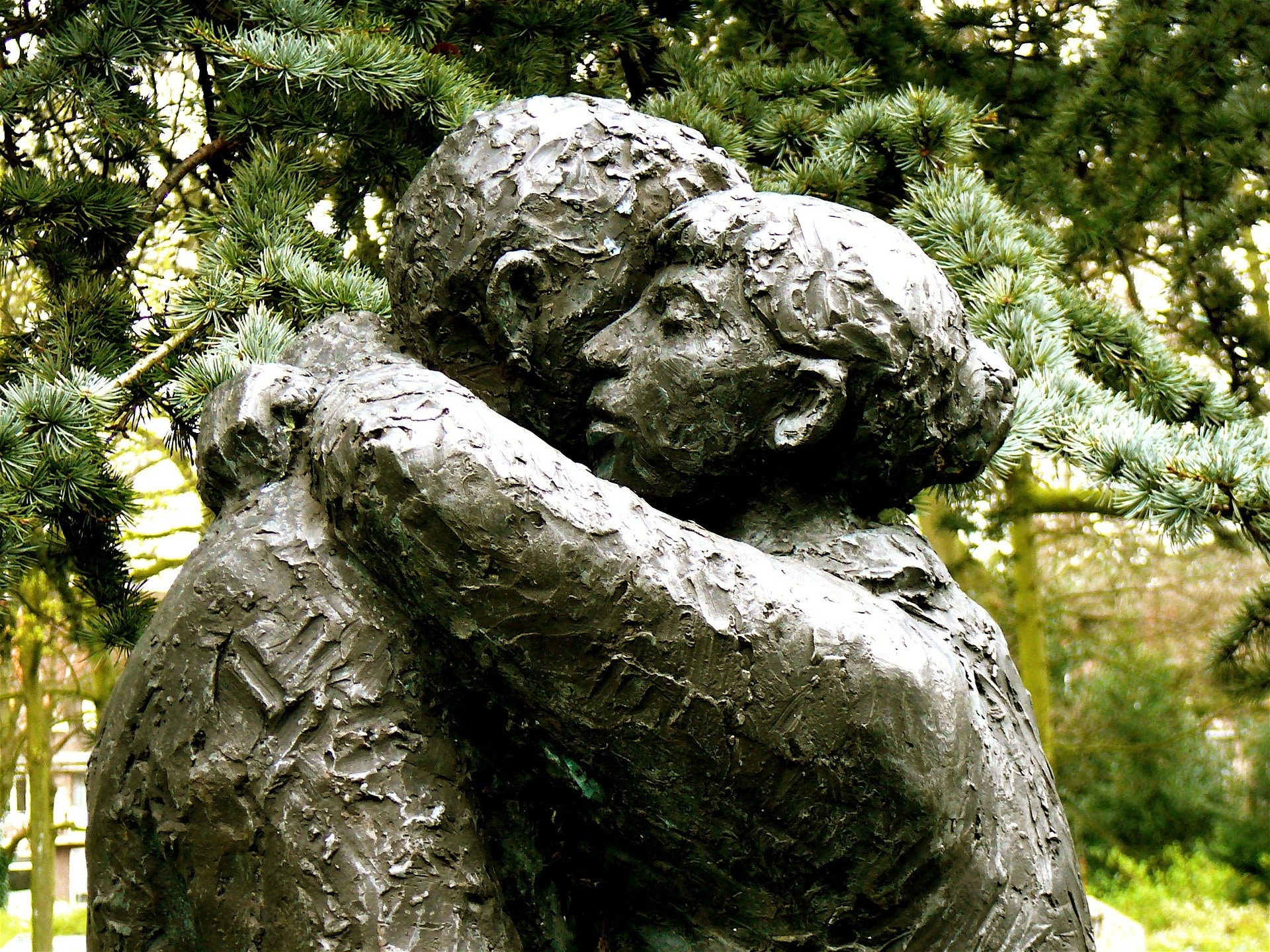 Statue of two people hugging