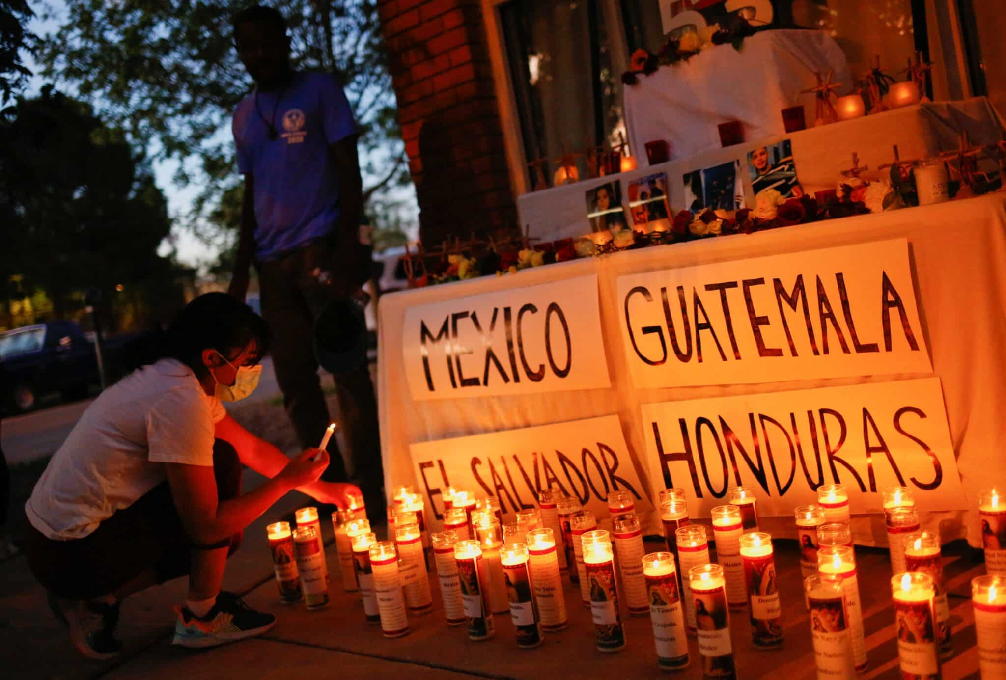 Una mujer en El Paso, Texas, enciende velas durante una vigilia el 5 de julio de 2022 recordando a los 53 migrantes que murieron en un camión de carga en San Antonio el 27 de junio.(Foto CNS/José Luis González, Reuters)