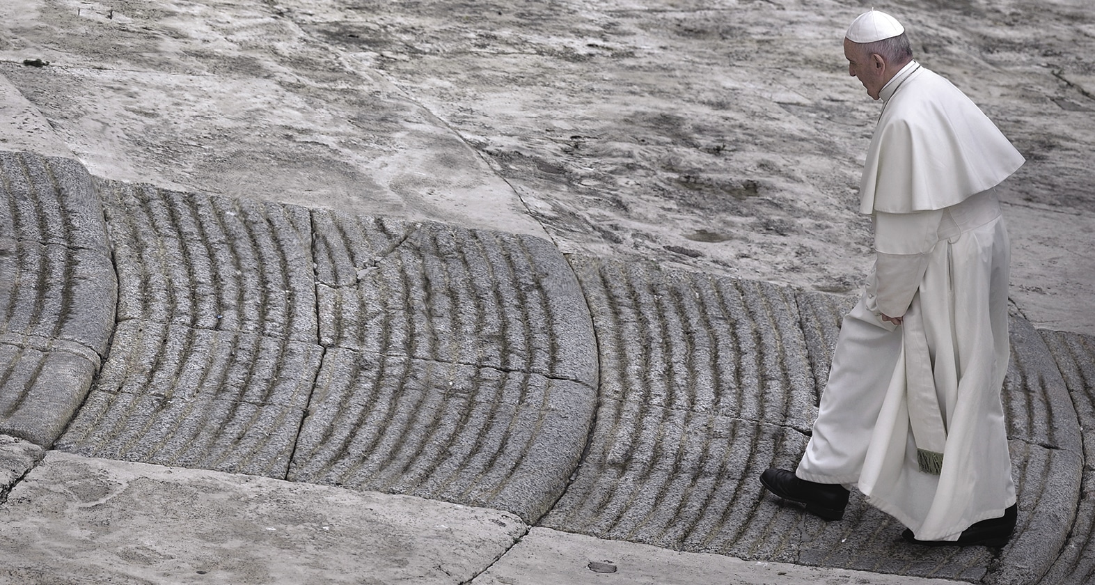 Pope Francis walks in Rome | Photography by Stefano Spazian