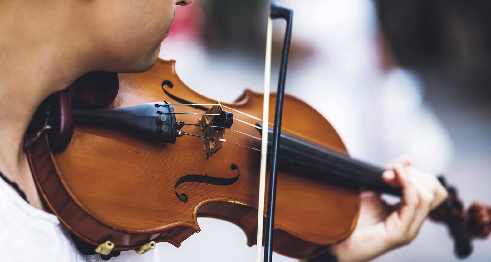 Person playing the violin