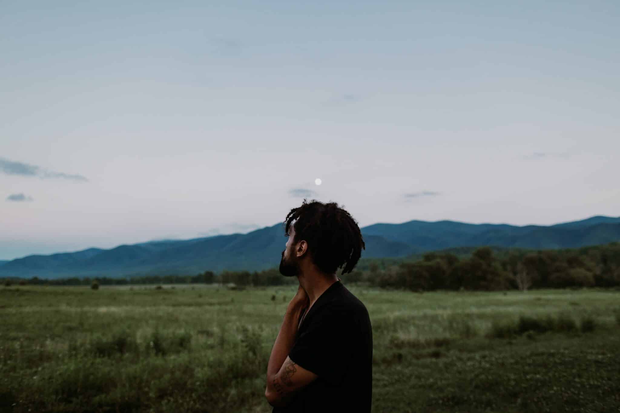 Man looking at the sky | Photo by Ivana Cajina on Unsplash