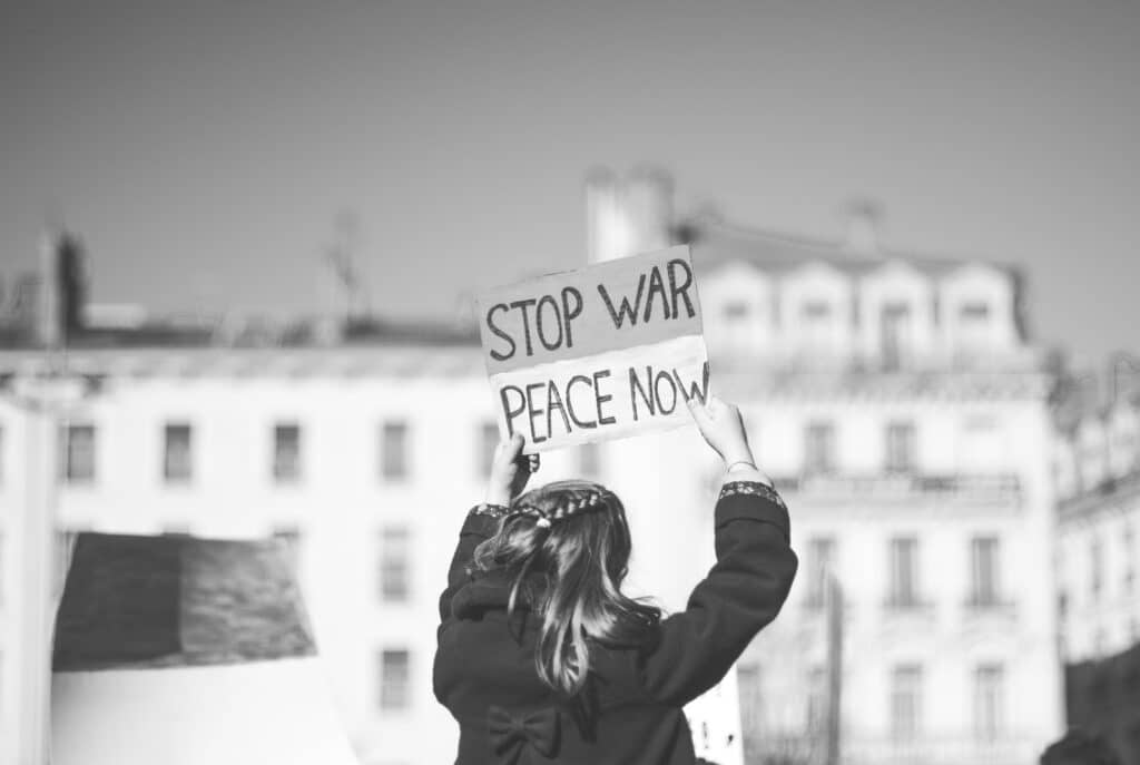 Young girl holds a peace sign | Photo by ev on Unsplash