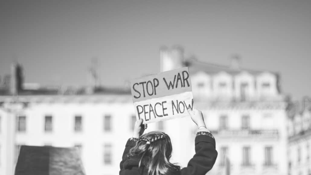 Young girl holds a peace sign | Photo by ev on Unsplash