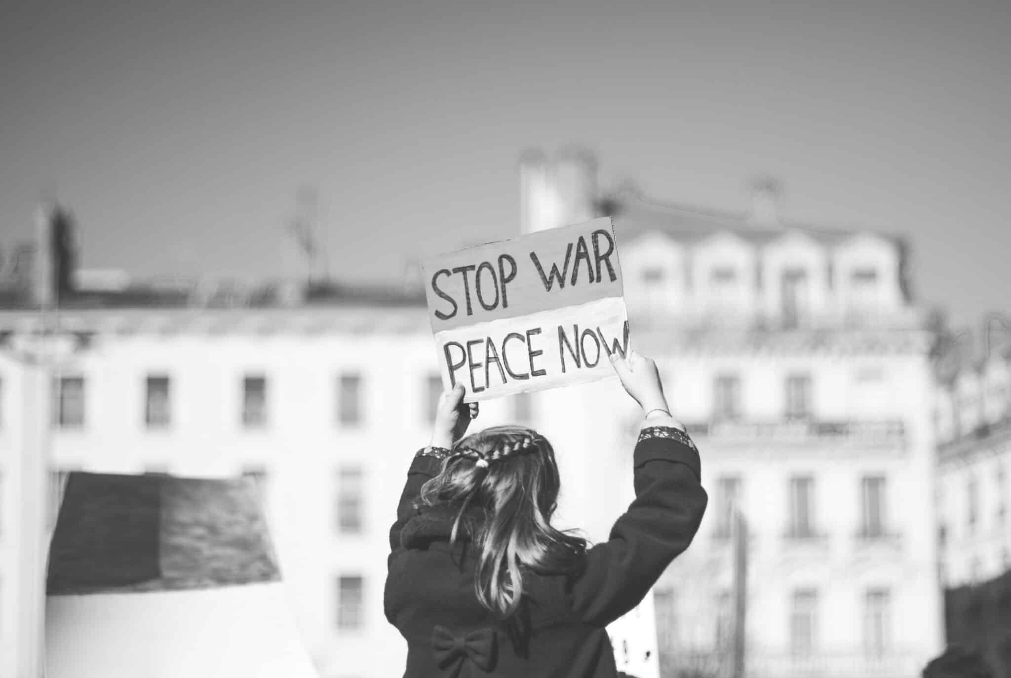 Young girl holds a peace sign | Photo by ev on Unsplash