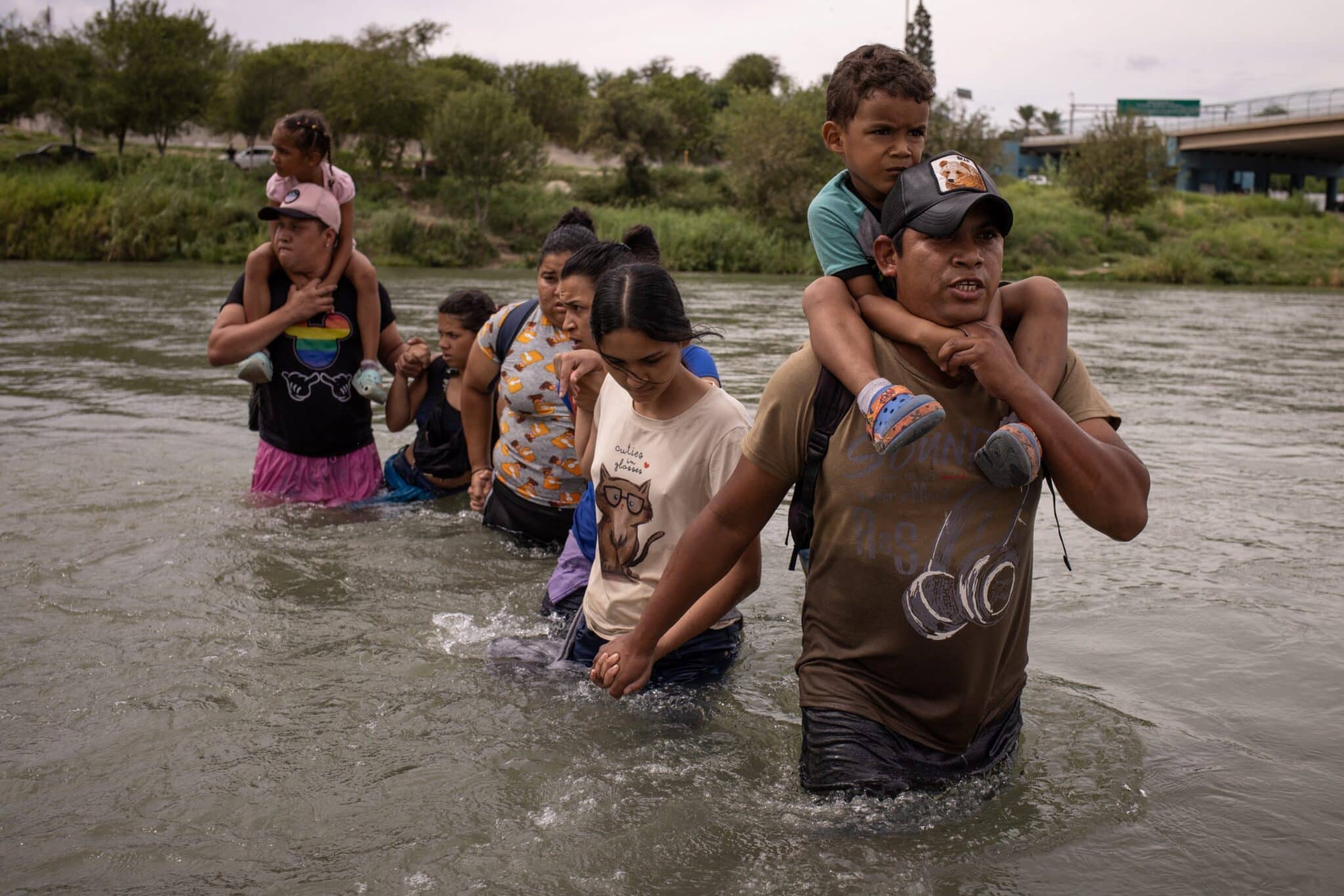 Orlando, a migrant from Ecuador, carries four-year-old Peter as they wade through the Rio Grande from Mexico into Eagle Pass, Texas, Oct. 6, 2023. (OSV News photo/Adrees Latif, Reuters)