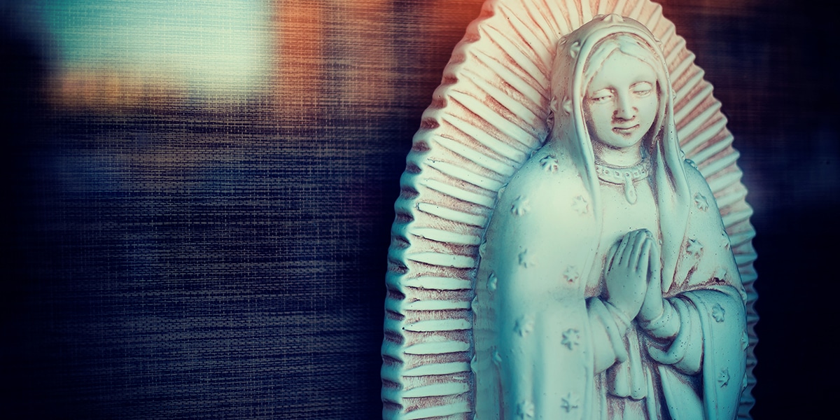 statue of praying Mary