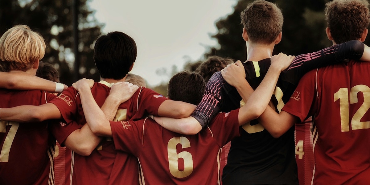 Sportsteam in red jersey's together in a huddle