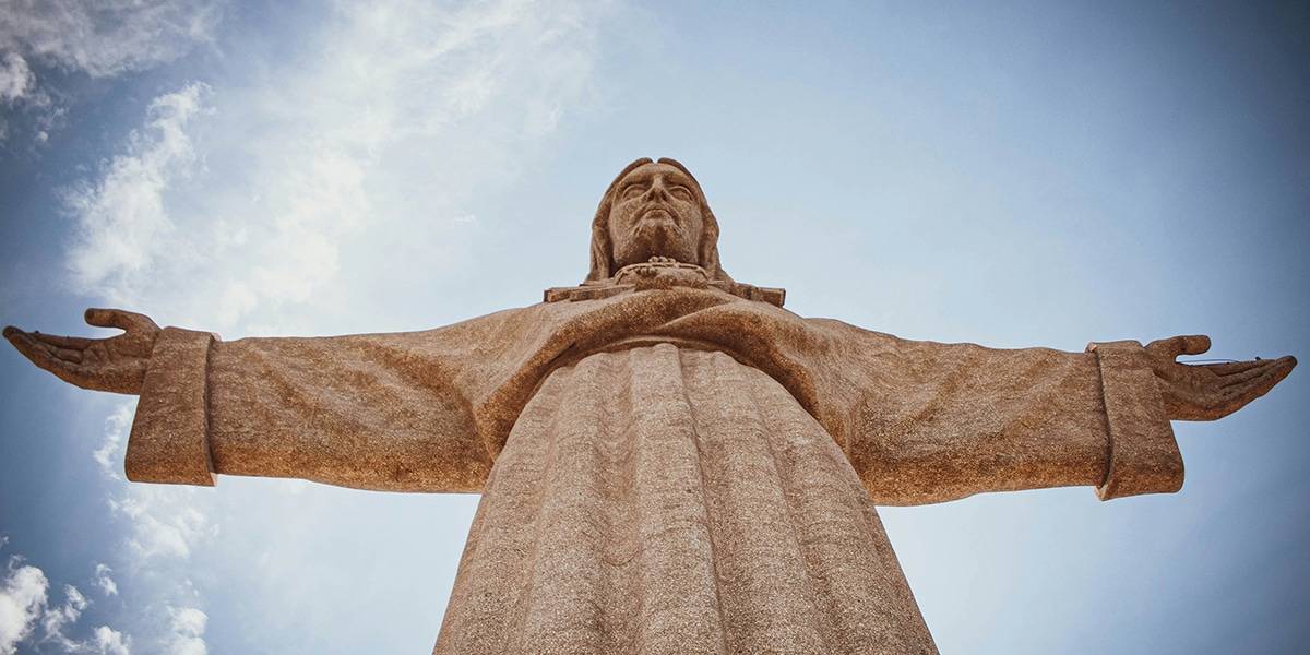 A statue of Jesus with open arms