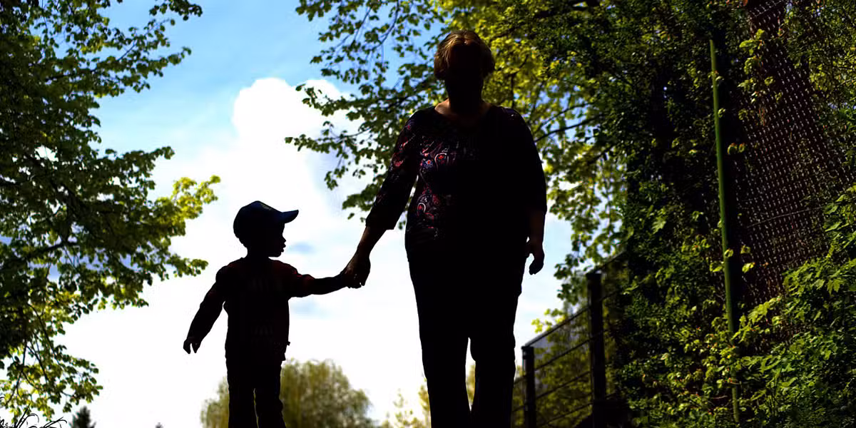 nanny-child-walk