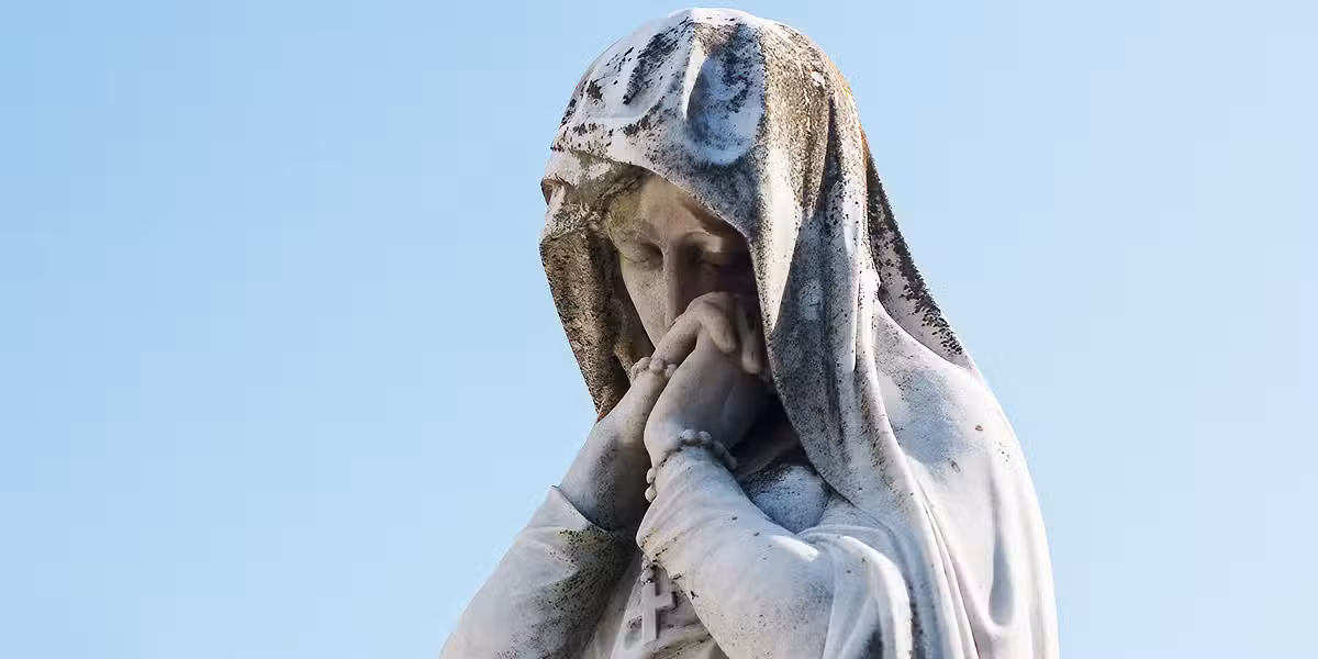 Statue of praying Mary