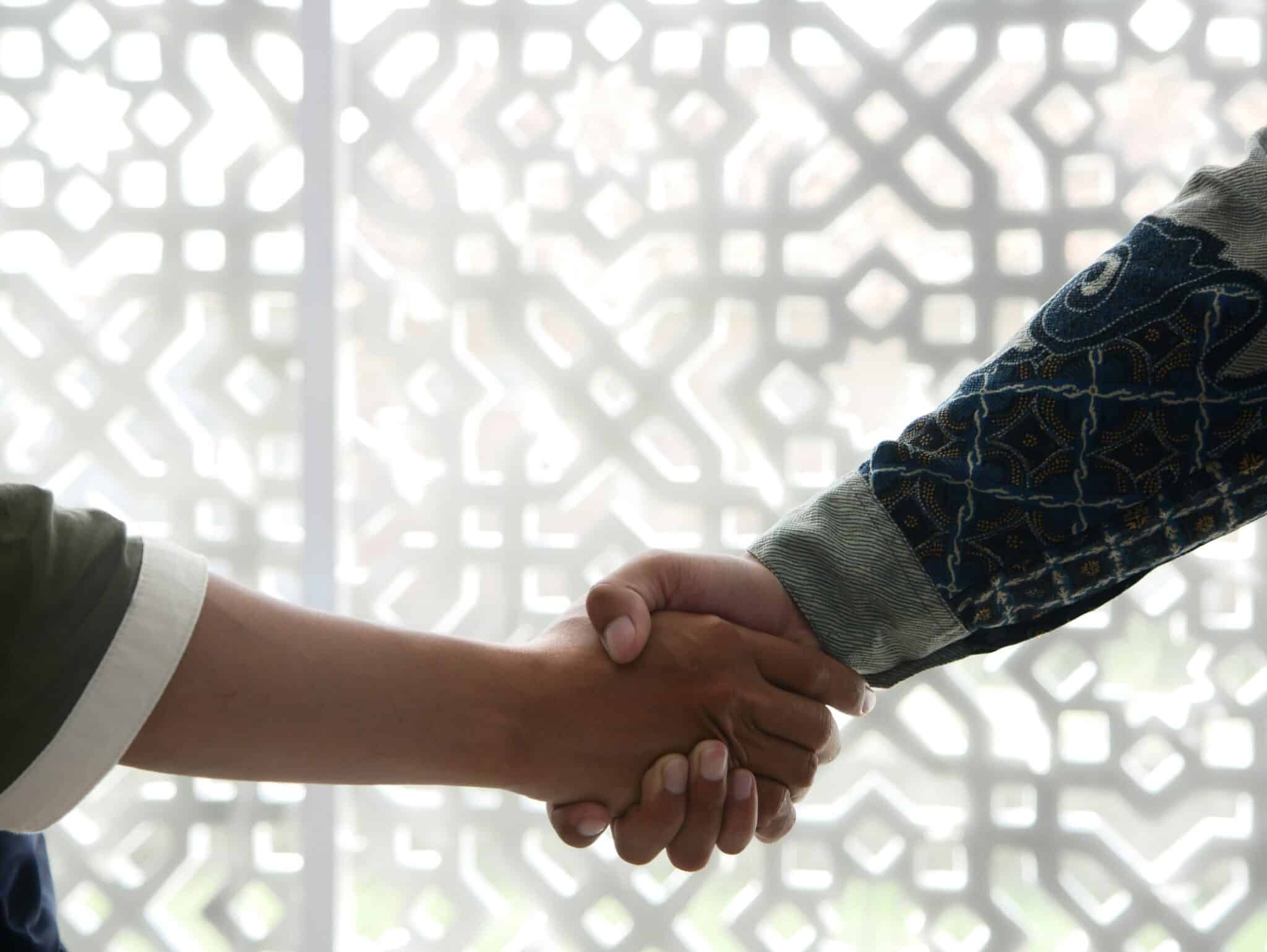 Two people shaking hands | Photo by Masjid MABA on Unsplash
