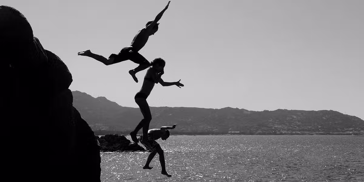 Jumping off cliff | Photo by Jo Leonhardt on Unsplash