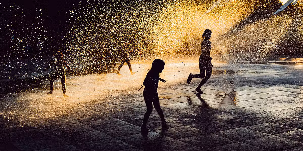 Kids in a fountain | Photo by Ivan Lopatin on Unsplash