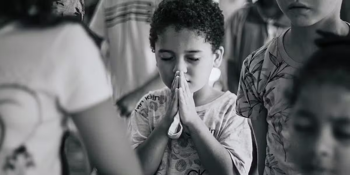 Children praying | Photo by Carlos Magno on Unsplash