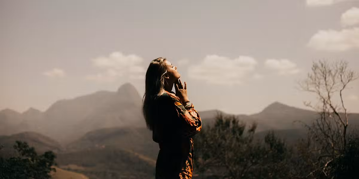 Woman praying | Photo by Marcos Paulo Prado on Unsplash