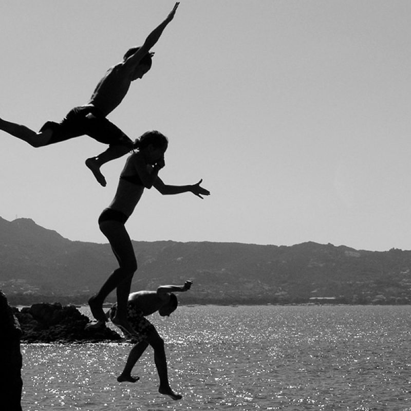 Jumping off cliff | Photo by Jo Leonhardt on Unsplash