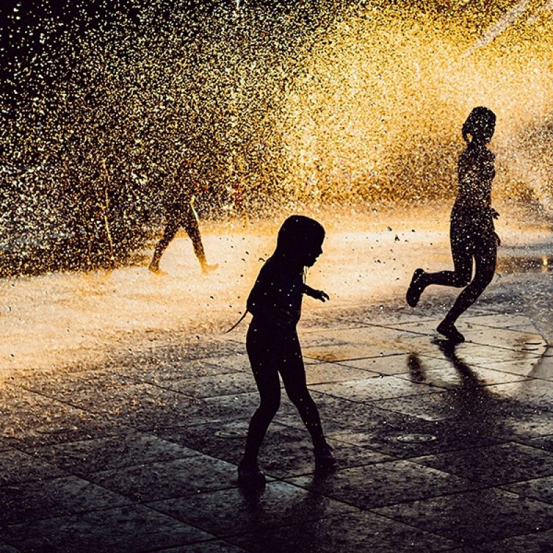 Kids in a fountain | Photo by Ivan Lopatin on Unsplash