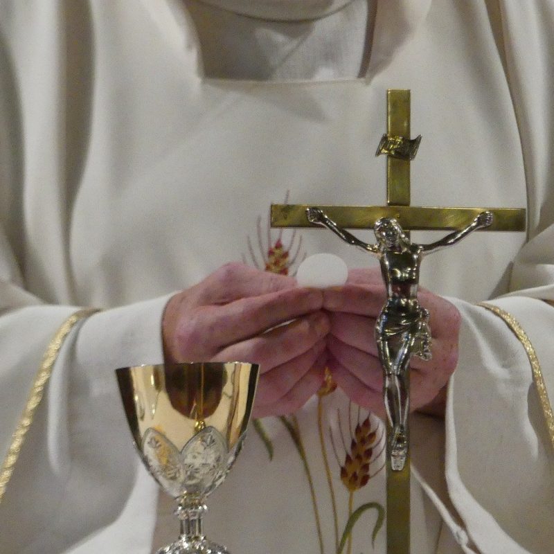 priest-3621038_1920
