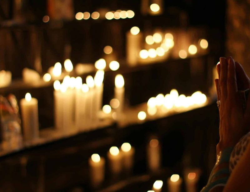 woman praying at mass | Photo by Rodolfo Clix